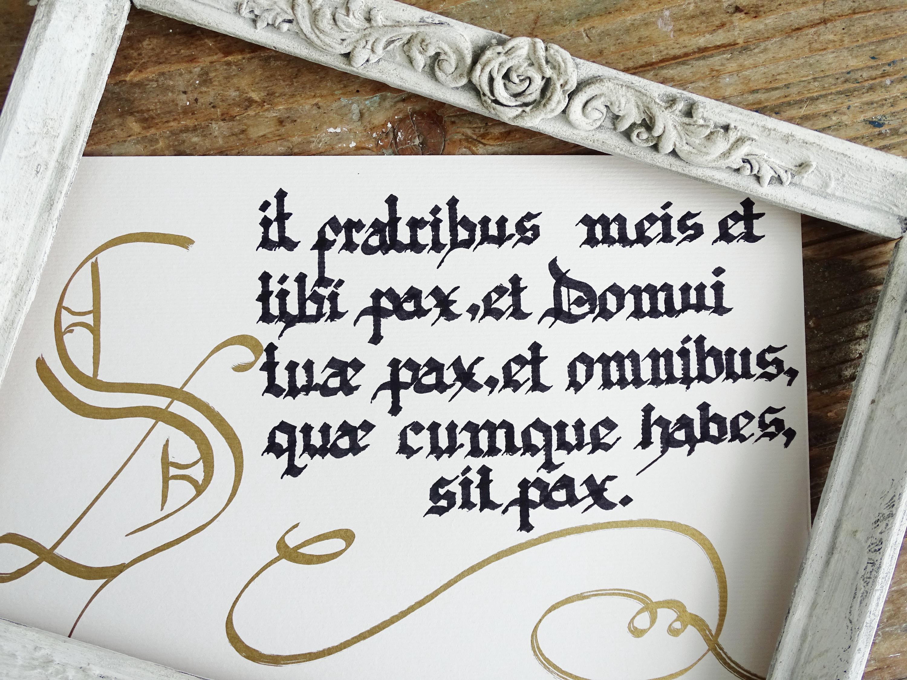 Handbeschriftetes Bibelgebet Lateinischer Haussegen Katholischer Wand-Kunst-Dekor Beleuchtete gotische Kalligraphie-Tinten-Kunst-religiöser lateinischer Haussegen