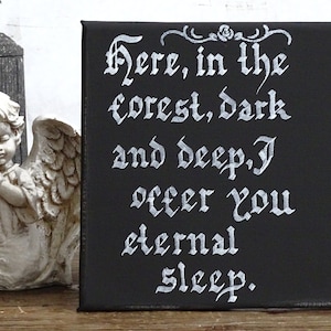 Letrero Aquí en el bosque, decoración gótica para dormitorio, academia oscura, letrero de pared espeluznante, decoración de arte de pared gótica, placa de madera gótica, decoración macabra gótica