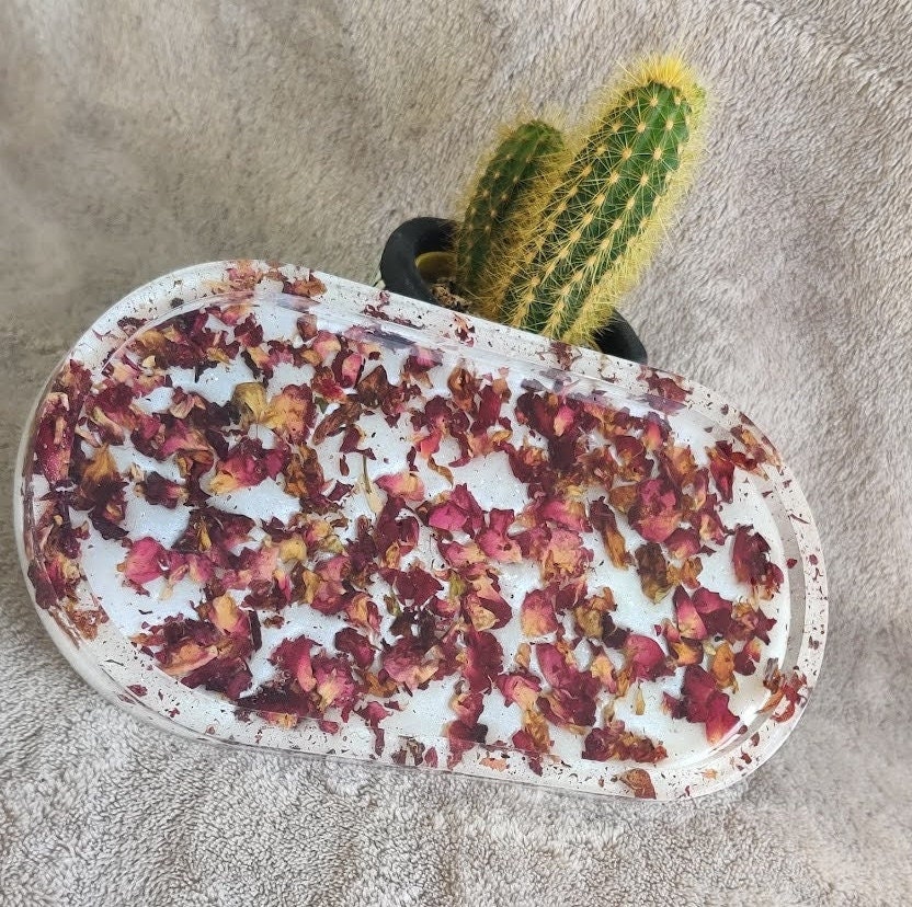 Plateau Vide Poche avec Pétale de Rose et Fond Blanc en Résine Époxy