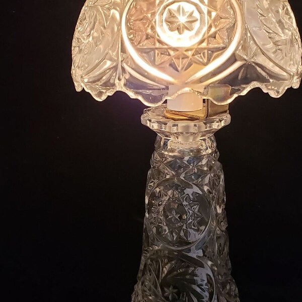 Vintage Crystal Pinwheel Boudoir lamp 24% leaded crystal Star of David