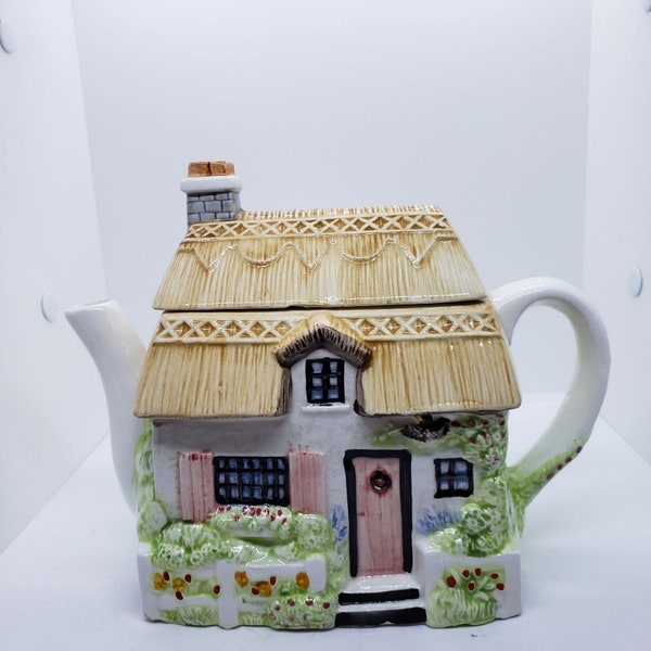 Quaint Cottage Vintage Teapot