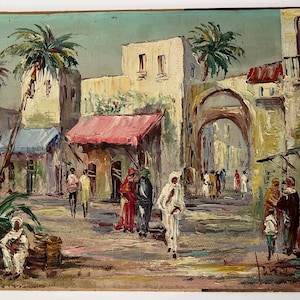 Könnte beinhalten: Ölgemälde, das eine geschäftige Straßenszene in einer nahöstlichen Stadt darstellt. Das Kunstwerk zeigt Gebäude mit Torbögen, Palmen und Figuren in traditioneller Kleidung. Die Farbpalette umfasst Erdtöne mit Akzenten in Rot und Blau.