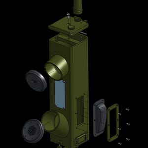 Puede incluir: Una vista explosionada de un teléfono de campaña de estilo militar en color verde oliva. El diagrama muestra la carcasa principal rectangular, dos componentes de altavoz circulares, un asa lateral, una antena superior, una tapa inferior abatible y varios tornillos de montaje pequeños.