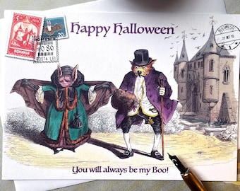 Pode incluir: Um cartão de felicitações de Halloween com um castelo roxo e branco no fundo. Um morcego vestindo um vestido verde e uma raposa vestindo um casaco roxo e um chapéu de cartola estão em primeiro plano. O texto "Happy Halloween" e "You will always be my Boo!" está impresso no cartão.