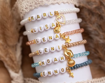 Armband zum personalisieren mit goldenen Details und Anhänger: Herz, Smiley, Stern, Füßchen, Muschel, Kreuz