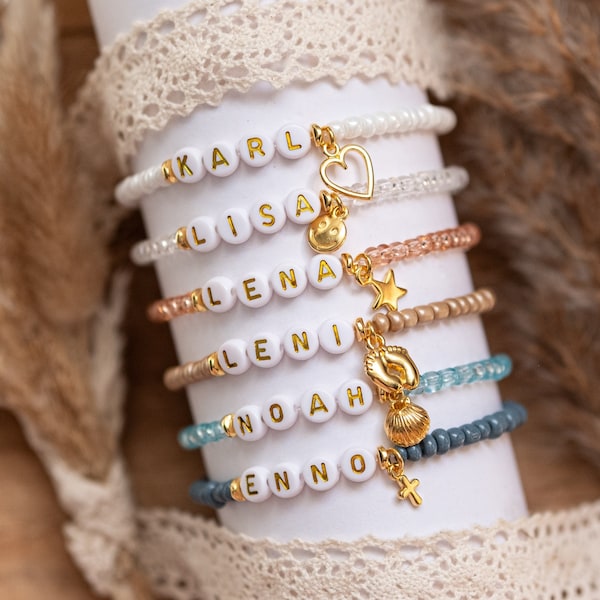 Armband zum personalisieren mit goldenen Details und Anhänger: Herz, Smiley, Stern, Füßchen, Muschel, Kreuz