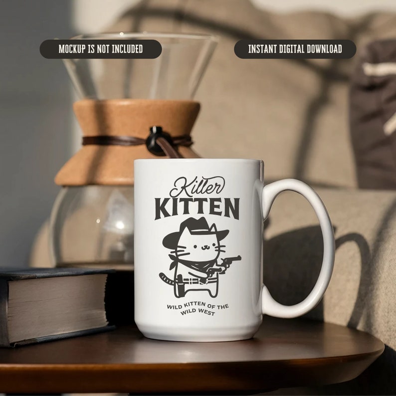 Op de afbeelding: Een witte keramische mok met een zwart-witte illustratie van een kat met een cowboyhoed en een pistool. De tekst "Killer Kitten" en "Wild Kitten of the Wild West" staat op de mok gedrukt.