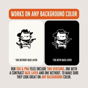 Op de afbeelding: Twee versies van een zwart-witte illustratie van een kat met een cowboyhoed en een pistool. De kat staat in de ene versie op een witte achtergrond en in de andere op een zwarte achtergrond. De tekst "*SVG ZONDER BASISLAAG" staat onder de kat op de witte achtergrond en "*SVG MET BASISLAAG" staat onder de kat op de zwarte achtergrond. De tekst "ONZE SVG & PNG BESTANDEN BEVATTEN TWEE VERSIES, EEN MET EEN CONTRAST-BASISLAAG EN EEN ZONDER, OM ERVOOR TE ZORGEN DAT ZE ER OP ELKE ACHTERGRONDKLEUR GEWELDIG UITZIEN." staat onder de twee afbeeldingen.