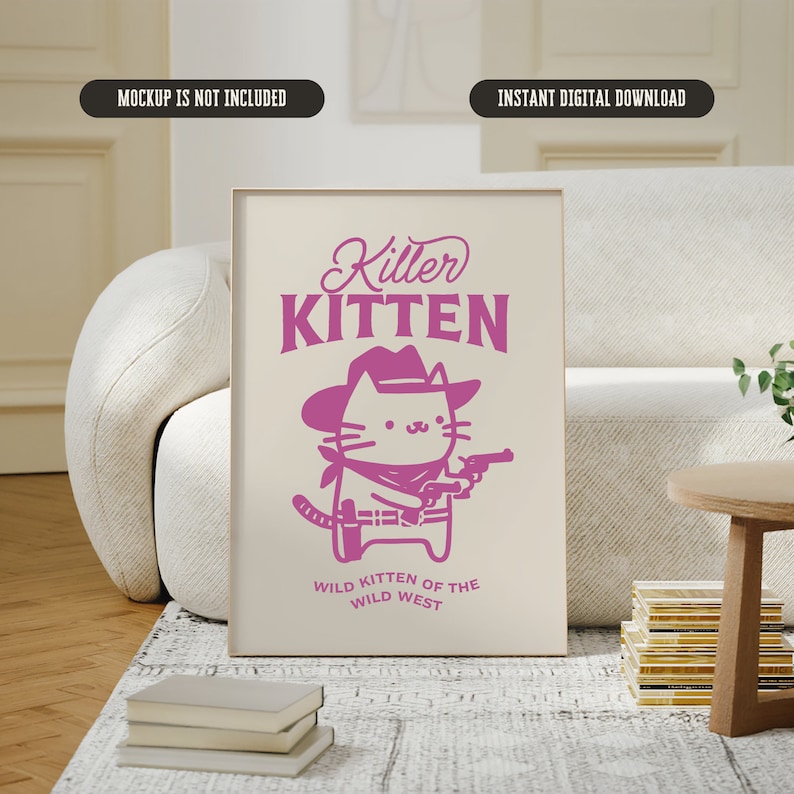 Op de afbeelding: Een printbare kunstprint met een roze cartoonkat die een cowboyhoed draagt en een pistool vasthoudt. De tekst "Killer Kitten" staat boven de kat en "Wild Kitten of the Wild West" staat onder de kat.