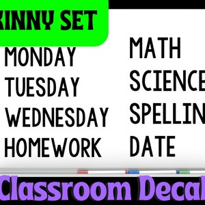 Puede incluir: Pizarra blanca con texto negro que dice "Skinny Set" en un cuadro verde en la parte superior. El texto en la pizarra dice "Lunes", "Martes", "Miércoles", "Tarea", "Matemáticas", "Ciencias", "Ortografía" y "Fecha". La parte inferior de la pizarra dice "Calcomanías de aula" en morado.