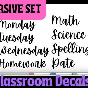 Puede incluir: Conjunto de calcomanías de aula en cursiva con las palabras Lunes, Martes, Miércoles, Tarea, Fecha, Matemáticas, Ciencias y Ortografía.