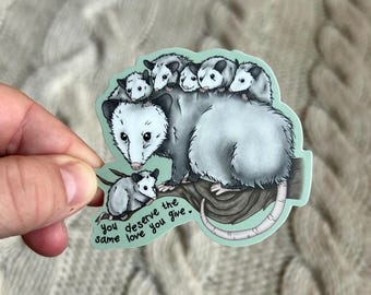 Vous méritez le même amour que vous donnez - Stickers Possum - Oppossums - Possum mère avec bébés au dos - Sticker Possum avec bébés