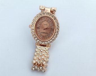 Reloj artesanal con circonitas bañadas en oro rosa: un elegante regalo de boda.