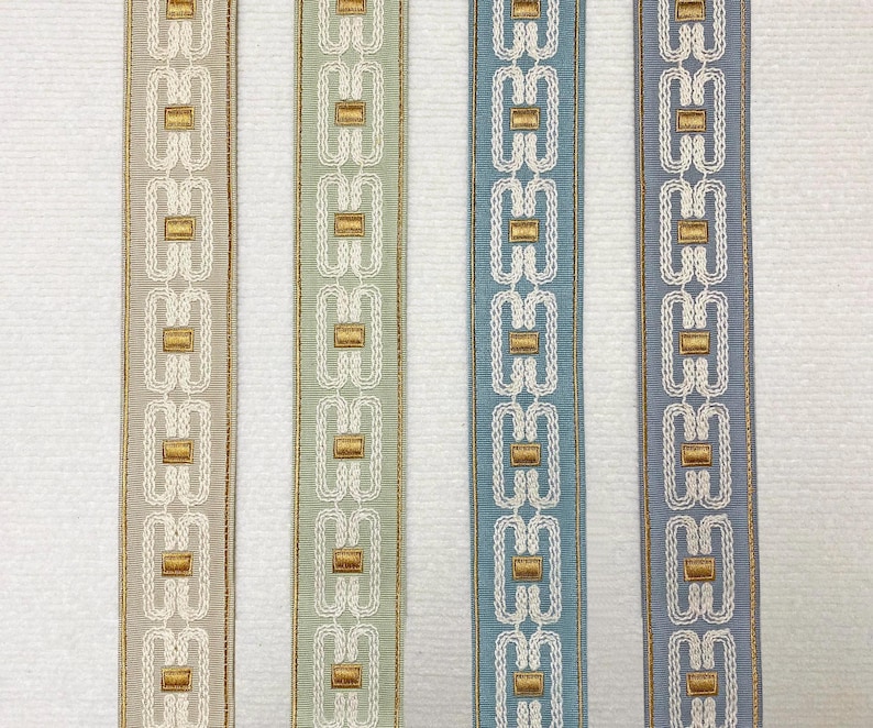 Pode incluir: Quatro fitas diferentes com fundo branco e padr&atilde;o geom&eacute;trico dourado. As fitas s&atilde;o bege, verde claro, azul claro e azul escuro.