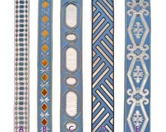 Acabamento bordado flocado azul claro, para cortina, borda e decoração de interiores.