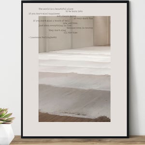 Peut inclure: Une impression encadrée d'un poème de Lawrence Ferlinghetti. Le poème est intitulé "The world is a beautiful place" et est imprimé en texte noir sur fond blanc. Le poème parle de la beauté du monde et de l'importance de trouver du bonheur dans les choses simples.