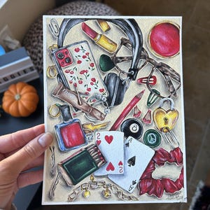 Può includere: Illustrazione ad acquerello con una collezione di oggetti. Include una custodia per telefono con un design a fiori di ciliegio, rossetto, carte da gioco, una palla otto nera e un lucchetto a forma di cuore dorato. Altri oggetti includono un tubetto di trattamento labbra Rhode, smalto rosso e occhiali.