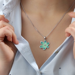 Collar colgante de flores de plata esterlina y esmalte verde / Joyas únicas hechas a mano para mujeres