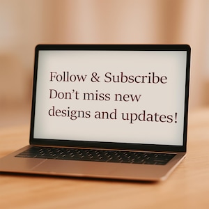 Puede incluir: Un ordenador port&aacute;til abierto muestra el texto "Follow & Subscribe Don't miss new designs and updates!". El port&aacute;til est&aacute; sobre una superficie de madera.