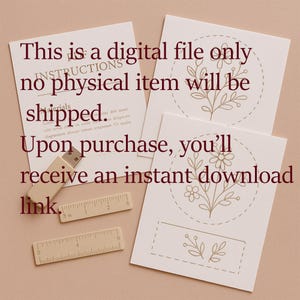 K&ouml;nnte beinhalten: Cremefarbene digitale Karten mit floralen Designs und Text. Ein USB-Stick und zwei kleine Holzlineale sind ebenfalls vorhanden. Der Text auf den Karten lautet: "Dies ist nur eine digitale Datei, es werden keine physischen Artikel versendet. Nach dem Kauf erhalten Sie einen Sofort-Download-Link."