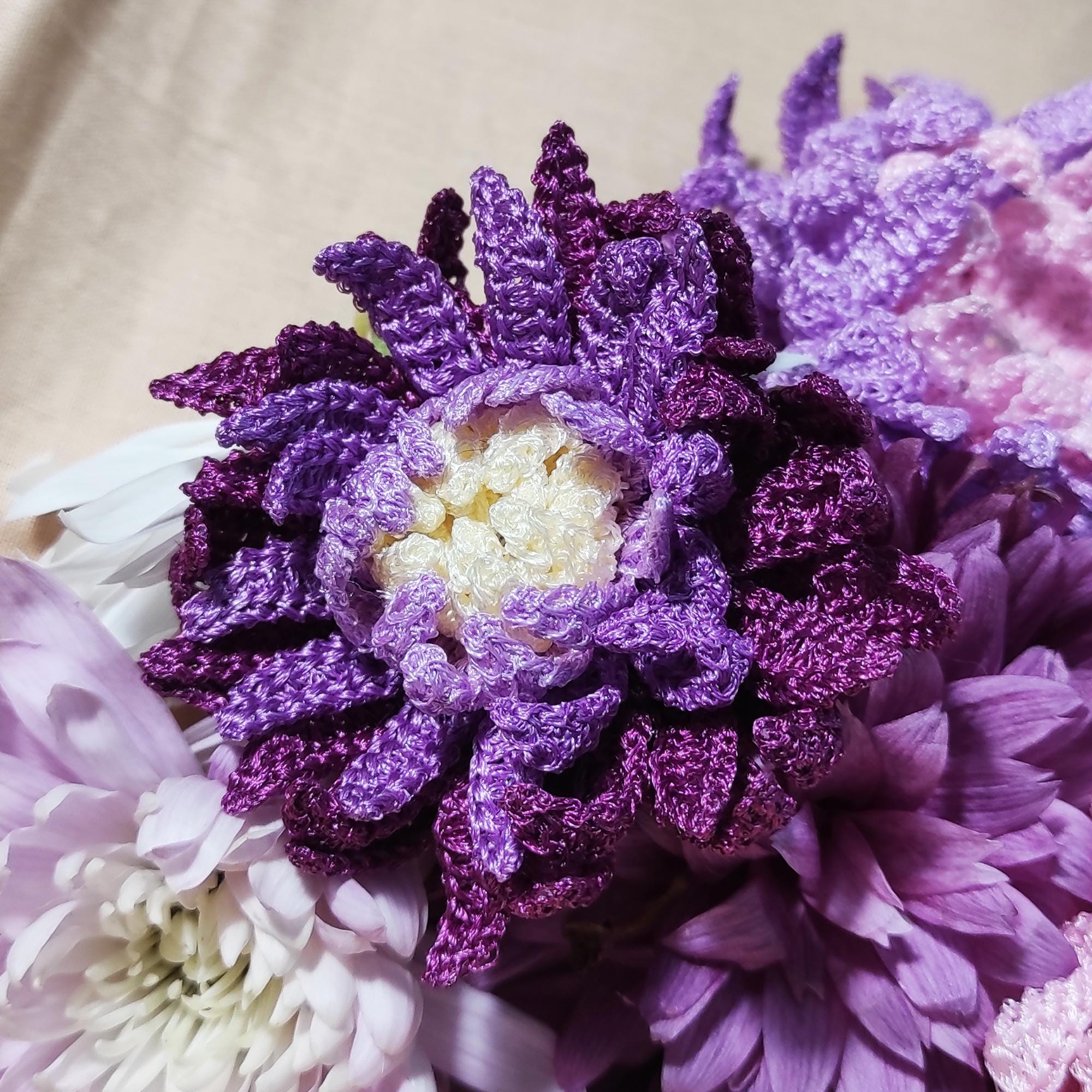 Broche Vintage Française - Fleur Argentée (blanc/violet) Style Chrysanthème - Occasion Bon état