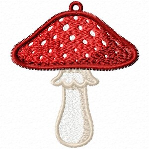 Op de afbeelding: Geborduurd paddestoelontwerp met een rode hoed en witte stippen. De steel is gebroken wit en het ontwerp heeft een lus om op te hangen. Dit decoratieve item is perfect om een vleugje fantasie toe te voegen.