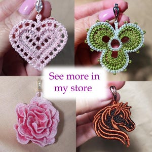 K&ouml;nnte beinhalten: Gezeigt werden vier handgefertigte Anh&auml;nger-Halsketten. Die Anh&auml;nger umfassen ein rosa Herz, ein gr&uuml;n-wei&szlig;es Blumenmuster, eine rosa Rose und einen Pferdekopf. Der Text "See more in my store" ist ebenfalls sichtbar.