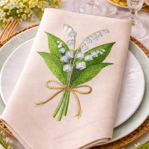 Può includere: Un set di tre tazze in ceramica con finitura opaca e macchiettata. Le tazze sono nei toni del crema, grigio chiaro e grigio scuro. Ogni tazza ha un design semplice e minimalista e un manico arrotondato.