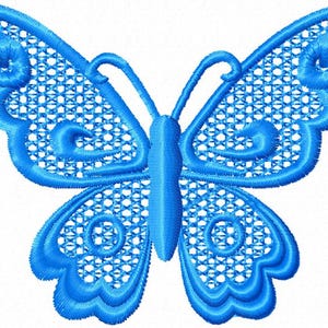 Puede incluir: Un dise&ntilde;o de mariposa azul brillante con intrincados patrones calados. La mariposa presenta alas y cuerpo bordados. Las alas tienen un borde festoneado, y el dise&ntilde;o est&aacute; sobre un fondo blanco. Ideal para bordar.