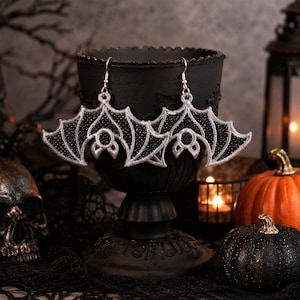 FSL Vleermuis Oorbellen – Vrijstaand Kant Machineborduurontwerp – Halloween Sieraden – Digitale Download – 3 Maten