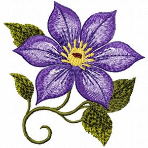 Peut inclure: Broderie d'une fleur violette avec un centre jaune et des feuilles vertes sur fond blanc. La fleur a cinq pétales et est entourée de feuilles vertes et d'une tige incurvée. La broderie est détaillée et texturée.