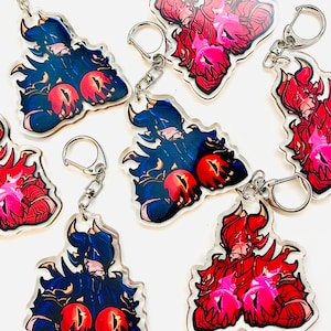 Puede incluir: Seis llaveros coloridos con personajes de dibujos animados con ojos grandes y detalles rojos y azules. Los personajes llevan armadura y tienen alas. Los llaveros están hechos de acrílico y tienen un acabado brillante.