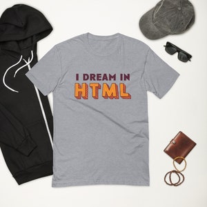 Puede incluir: Una camiseta gris jaspeada con el texto "I DREAM IN HTML" en letras naranja y marrón.