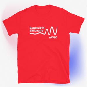 Op de afbeelding: Een rood t-shirt met de witte tekst "Bandwidth Billionaire" en "AVGO". Een witte golvende lijn staat tussen de woorden. Het shirt is gemaakt van een zacht materiaal.