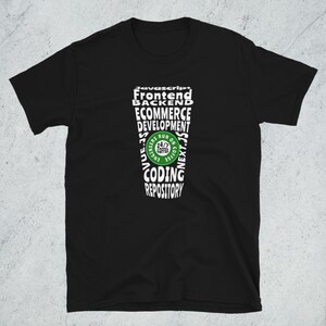 Puede incluir: Camiseta negra con texto blanco que dice "Javascript, Frontend, Backend, Ecommerce, Development, Engineers Run On Coffee 24/7, Vue.js, Next.js, Coding, Repository". El texto está dispuesto en un círculo alrededor de un círculo verde con texto blanco que dice "24/7 Coffee".