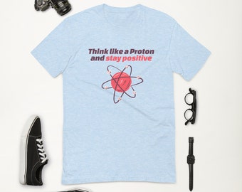 Denk als een proton en blijf positief T-shirt