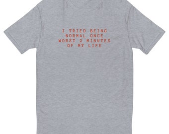 Op de afbeelding: Grijs T-shirt met de tekst "Ik heb geprobeerd om een ​​keer normaal te zijn, de slechtste 2 minuten van mijn leven" in rood.