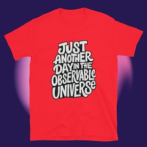 Puede incluir: Camiseta roja con la frase blanca "JUST ANOTHER DAY IN THE OBSERVABLE UNIVERSE". El texto está en un estilo de escritura audaz. La camiseta tiene mangas cortas y está hecha de un material suave. Adecuada para el uso diario.