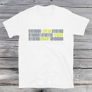 Puede incluir: Camiseta blanca con un diseño gris y amarillo que dice "01010000 I SPEAK 01101100 01100001 01101110 FLUENT 01110100 BINARY 00100000"