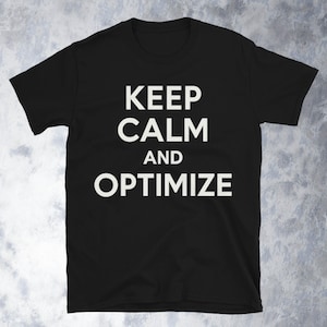 Może przedstawiać: Czarny t-shirt z białym napisem "KEEP CALM AND OPTIMIZE". Koszulka ma klasyczny okrągły dekolt i jest wykonana z miękkiego materiału. Tekst jest wyśrodkowany i łatwy do odczytania.