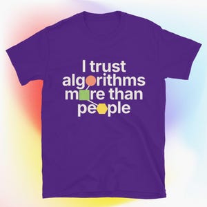 Puede incluir: Una camiseta morada con el texto blanco "I trust algorithms more than people". El texto está acompañado de formas geométricas naranjas, verdes y amarillas. La camiseta es de un material suave.