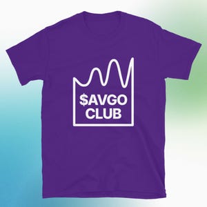 Op de afbeelding: Een paars t-shirt met een wit grafisch ontwerp. Het ontwerp toont een gestileerd golfpatroon boven de tekst "$AVGO CLUB" in een witte vierkant. Het shirt is gemaakt van een zacht materiaal.