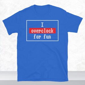 Puede incluir: Una camiseta azul real con un borde blanco y texto rojo que dice "I overclock for fun".