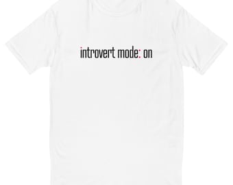 Introvertierter Mode auf T-Shirt