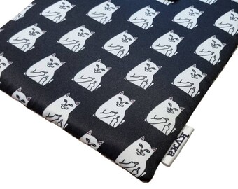 Pode incluir: Bolsa de tecido preto com um padrão repetido de gatos brancos mostrando o dedo do meio. A bolsa tem um pequeno zíper preto e uma etiqueta branca com o texto "IKEA" nela.