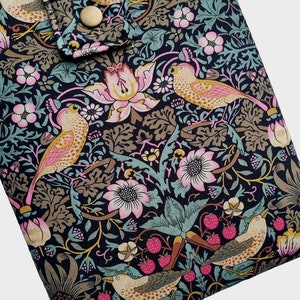 Etui na książkę, etui na tablet, złodziej truskawek, William Morris, ptaki, kwiaty, etui na książkę, ochraniacz na książkę, wyściełana koperta na książkę