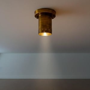 Refletor artesanal em latão maciço, luminária cilíndrica embutida de estilo moderno de meados do século XX, luminária antiga perfurada.