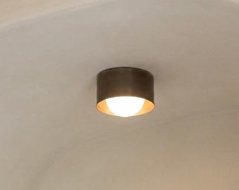 Modern taklampa i halvinfälld design | Handgjord spotlight i mässing i mitten av århundradet
