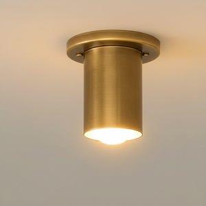 Puede incluir: Juego de tres tazas de cerámica con acabado mate moteado. Las tazas son de color crema, gris claro y gris oscuro. Cada taza tiene un diseño simple y minimalista, ideal para café o té.