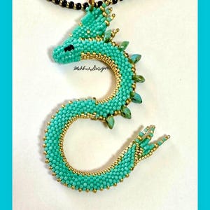 Colar com pingente de dragão com miçangas em forma de S, 3D, feito à mão com miçangas azul água, douradas e pretas, pingente de dragão, presente exclusivo.